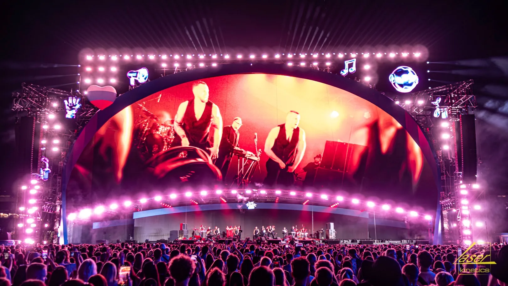 VK Fest 2026 ВДНХ Москва Синяя сцена Световое освещение мероприятия #laserkinetics. Визуально технический дизайн @production.a 4.webp