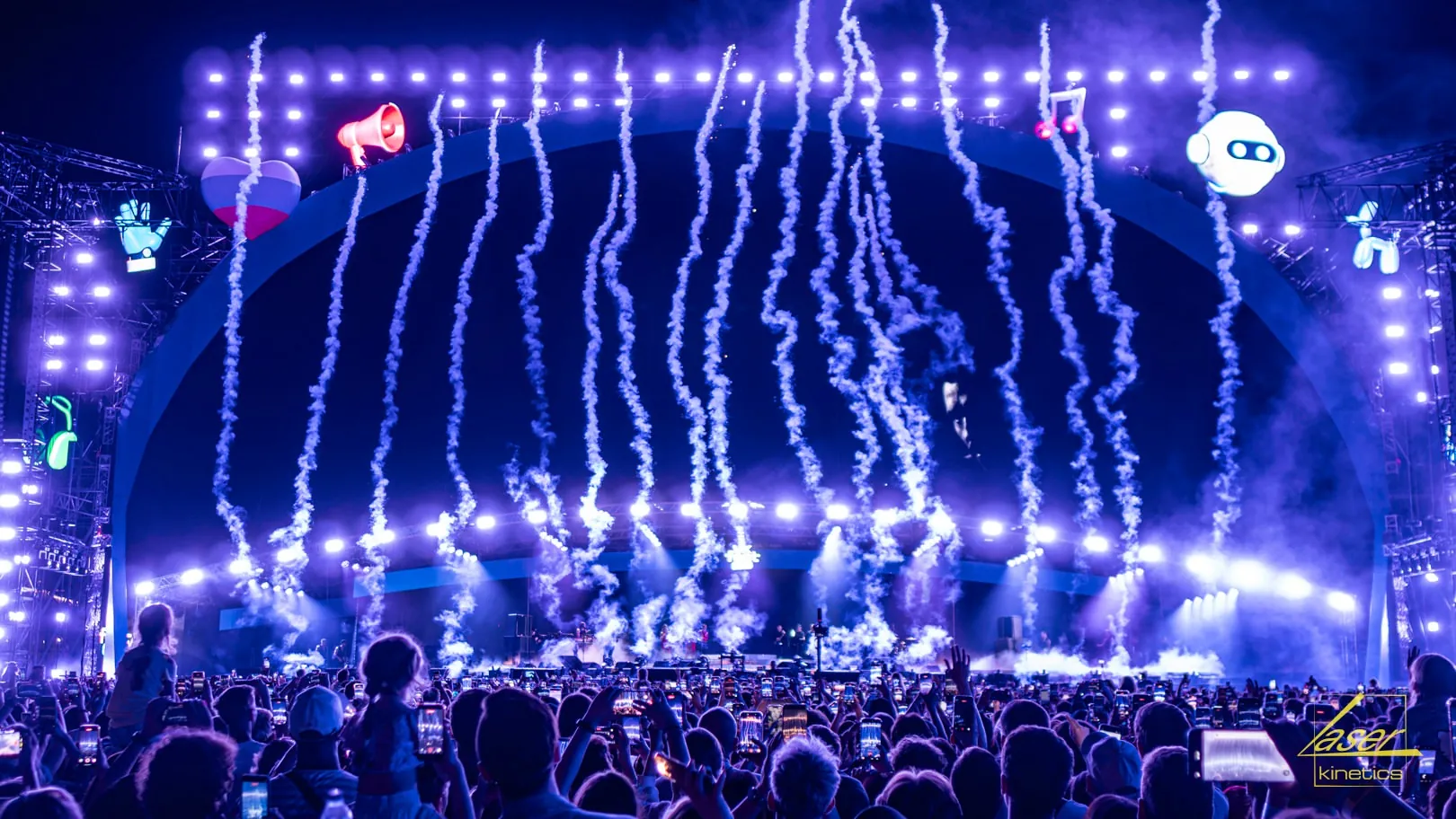 VK Fest 2026 ВДНХ Москва Синяя сцена Световое освещение мероприятия #laserkinetics. Визуально технический дизайн @production.a 6.webp