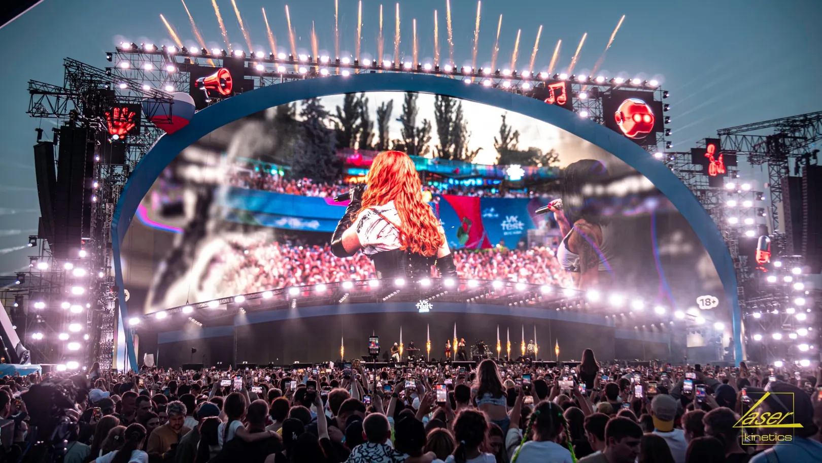 VK Fest 2026 ВДНХ Москва Синяя сцена Световое освещение мероприятия #laserkinetics. Визуально технический дизайн @production.a.webp
